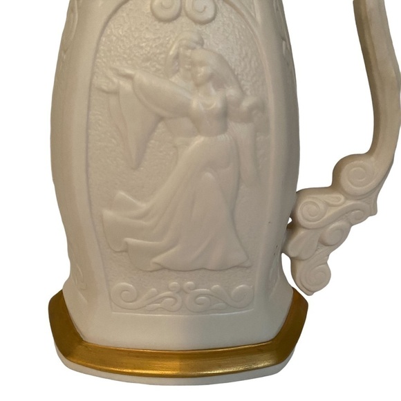 LENOX Romeo and Juliet Ivory Porcelain Bas Relief Pitcher by Laszlo Ispanky - Picture 7 of 10